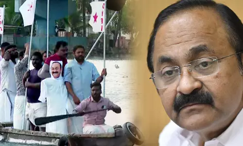 മുഖ്യമന്ത്രിയുടെ കോലവുമായി വള്ളം തുഴഞ്ഞ് ഡി.വൈ.എഫ്.ഐ; അവധി നൽകില്ലെന്ന പരാമർശത്തിൽ പ്രതിഷേധം