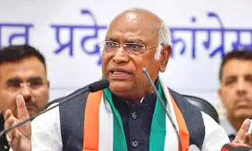 ക്രൂഡോയിൽ വില കുറഞ്ഞിട്ടും എണ്ണ വില കുറക്കാത്തത് എന്ത്? -ഖാർഗെ ക്രൂഡോയിൽ വില കുറഞ്ഞിട്ടും എണ്ണ വില കുറക്കാത്തത് എന്ത്? -ഖാർഗെ