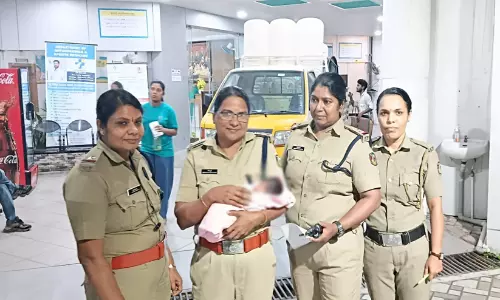 തട്ടുകടയിൽ ചോരക്കുഞ്ഞിനെ ഉപേക്ഷിച്ച നിലയിൽ