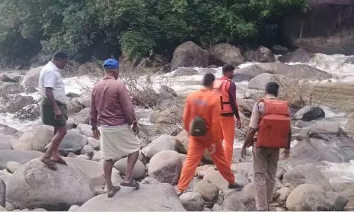 മലവെള്ളപ്പാച്ചിൽ; വിനോദ സഞ്ചാരികളെ രക്ഷിക്കാൻ ശ്രമിക്കുന്നതിനിടെ ഗൈഡ് ഒഴുക്കിൽപെട്ടു