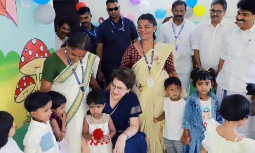 കുട്ടികൾക്കൊപ്പം കളിചിരിയുമായി പ്രിയങ്ക; ഓടമൂട്ടില് സ്മാര്ട്ട് അംഗന്വാടി തുറന്നു കുട്ടികൾക്കൊപ്പം കളിചിരിയുമായി പ്രിയങ്ക; ഓടമൂട്ടില് സ്മാര്ട്ട് അംഗന്വാടി തുറന്നു