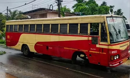 യാത്രക്കിടെ ടയർ ഊരിത്തെറിച്ചു; കെ.എസ്.ആർ.ടി.സി ബസ് അപകടത്തിൽപ്പെട്ട് രണ്ടുപേർക്ക് പരിക്ക് യാത്രക്കിടെ ടയർ ഊരിത്തെറിച്ചു; കെ.എസ്.ആർ.ടി.സി ബസ് അപകടത്തിൽപ്പെട്ട് രണ്ടുപേർക്ക് പരിക്ക്