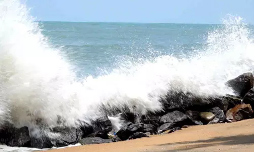 കടലാക്രമണ ഭീതിയിൽ പൊന്നാനിയിലെ തീര വാസികൾ; കടൽഭിത്തി നിർമാണം പാതിവഴിയിൽ കടലാക്രമണ ഭീതിയിൽ പൊന്നാനിയിലെ തീര വാസികൾ; കടൽഭിത്തി നിർമാണം പാതിവഴിയിൽ