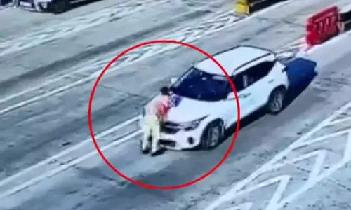 ടോൾ പ്ലാസ ജീവനക്കാരനെ കാറിടിപ്പിക്കാൻ ശ്രമം; ഡ്രൈവർക്കെതിരെ വധശ്രമത്തിന് കേസ്