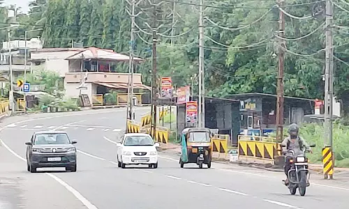നിയമം തെറ്റിച്ച് റോഡിൽ വാഹനങ്ങളുടെ മത്സരയോട്ടം