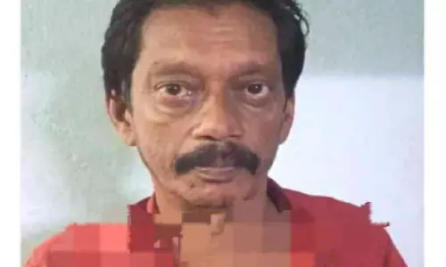 വിദ്യാർഥികൾ കള്ള് കുടിച്ച നിലയിൽ; ഷാപ്പ് ജീവനക്കാരൻ പിടിയിൽ വിദ്യാർഥികൾ കള്ള് കുടിച്ച നിലയിൽ; ഷാപ്പ് ജീവനക്കാരൻ പിടിയിൽ