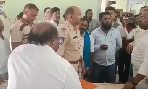 ഉറുദു പഠിപ്പിച്ചു; സ്കൂൾ പ്രിൻസിപ്പലിന് ബി.ജെ.പി നേതാവിന്റെ മർദനം; കേസെടുത്ത് പൊലീസും ഉറുദു പഠിപ്പിച്ചു; സ്കൂൾ പ്രിൻസിപ്പലിന് ബി.ജെ.പി നേതാവിന്റെ മർദനം; കേസെടുത്ത് പൊലീസും