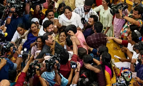 തിരുവനന്തപുരം കോർപറേഷനിൽ കൂട്ടയടി:  മിനിറ്റ്‌സ് ബുക്കിൽ ഒപ്പിടുന്നത് തടഞ്ഞ് ബി.ജെ.പി കൗൺസിലർമാർ, വനിതാ കൗൺസിലർമാരെ മർദിച്ചു