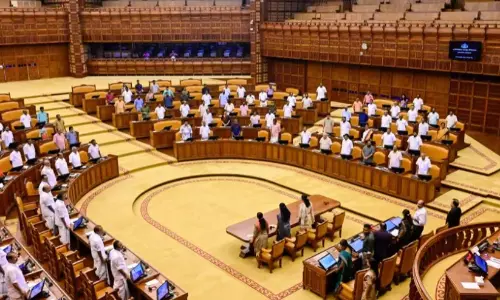 അടിയന്തര പ്രമേയത്തിന്​ അനുമതിയില്ല;  ഇറങ്ങിപ്പോകാ​തെ പ്രതിപക്ഷം
