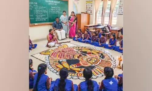 വിദ്യാർഥികൾക്ക് കൗതുകമായി കളംപാട്ട്