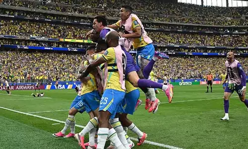 കൺ ചിമ്മാതെ നോക്കിനിന്നോളൂ, ഇതാണ് ഞങ്ങൾ നെഞ്ചേറ്റിയ ആ പഴയ സാംബാ വസന്തം..!