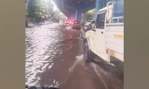 മഴ കനത്തു; അരൂർ-തുറവൂർ ദേശീയപാതയിൽ ഉയരപ്പാത നിർമാണം നടക്കുന്ന റോഡ് തോടായി മഴ കനത്തു; അരൂർ-തുറവൂർ ദേശീയപാതയിൽ ഉയരപ്പാത നിർമാണം നടക്കുന്ന റോഡ് തോടായി
