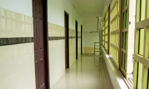 തൃശൂരിൽ ലോഡ്ജ് മുറിയിൽ പ്രസവിച്ച അമ്മയെയും കുഞ്ഞിനെയും മരിച്ച നിലയിൽ കണ്ടെത്തി