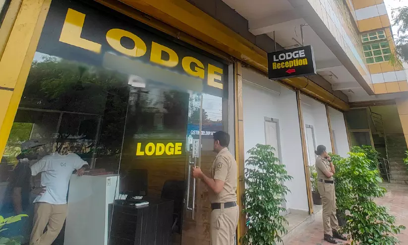 ജ്യോതിയുടെ രണ്ടാമത്തെ കുഞ്ഞിന് എന്ത് സംഭവിച്ചു?; ലോഡ്ജിലെ അമ്മയുടെയും കുഞ്ഞിന്റെയും മരണത്തിൽ അടിമുടി ദുരൂഹത ജ്യോതിയുടെ രണ്ടാമത്തെ കുഞ്ഞിന് എന്ത് സംഭവിച്ചു?; ലോഡ്ജിലെ അമ്മയുടെയും കുഞ്ഞിന്റെയും മരണത്തിൽ അടിമുടി ദുരൂഹത