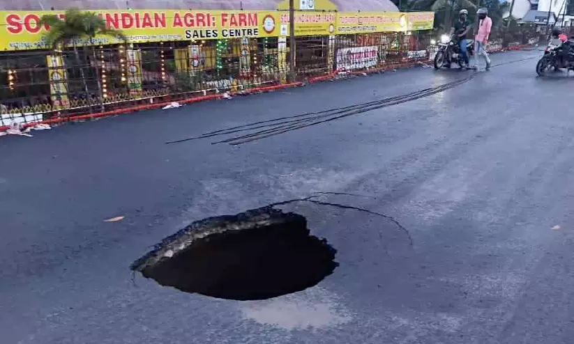 ദേശീയപാത: പതിനൊന്നാം മൈൽ മേൽപാലത്തിൽ ഗർത്തം; യാത്രക്കാരിൽ ആശങ്ക ദേശീയപാത: പതിനൊന്നാം മൈൽ മേൽപാലത്തിൽ ഗർത്തം; യാത്രക്കാരിൽ ആശങ്ക