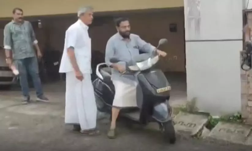 ഹെൽമെറ്റിടാതെ സ്കൂട്ടറോടിച്ച് കടകംപള്ളി; ചെന്നിത്തലയുടെ വീട്ടിലെത്തി മടങ്ങുന്ന ദൃശ്യം പുറത്ത് ഹെൽമെറ്റിടാതെ സ്കൂട്ടറോടിച്ച് കടകംപള്ളി; ചെന്നിത്തലയുടെ വീട്ടിലെത്തി മടങ്ങുന്ന ദൃശ്യം പുറത്ത്