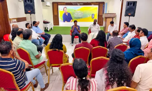 ‘പി​ച്ച​ക​പ്പൂ​ങ്കാ​വു​ക​ൾ​ക്കു​മ​പ്പു​റം’;   ഷി​ബു ച​ക്ര​വ​ർ​ത്തി​യോ​ടൊ​പ്പം ഓ​ർ​മ​ക​ൾ   പ​ങ്കു​വെ​ച്ച് സൗ​ദി മ​ല​യാ​ളി സ​മാ​ജം
