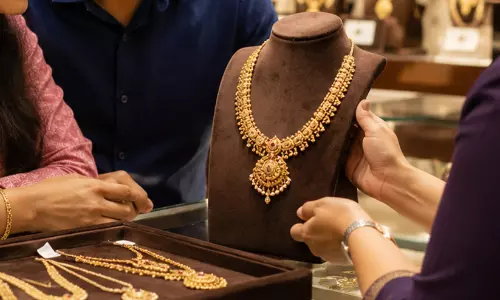 സ്വർണവില കുറഞ്ഞു, വെള്ളി കൂടി; കയറ്റിറക്കം തുടരുന്നു