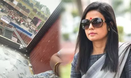 ‘ബി.ജെ.പി ഗുണ്ടകൾ മുട്ടയും കല്ലും എറിഞ്ഞ് അക്രമം അഴിച്ചുവിട്ടു, പൊലീസ് വെറും കാഴ്ചക്കാരായി നിന്നു’; വിഡിയോ പങ്കുവെച്ച് മഹുവ മൊയ്ത്ര ‘ബി.ജെ.പി ഗുണ്ടകൾ മുട്ടയും കല്ലും എറിഞ്ഞ് അക്രമം അഴിച്ചുവിട്ടു, പൊലീസ് വെറും കാഴ്ചക്കാരായി നിന്നു’; വിഡിയോ പങ്കുവെച്ച് മഹുവ മൊയ്ത്ര