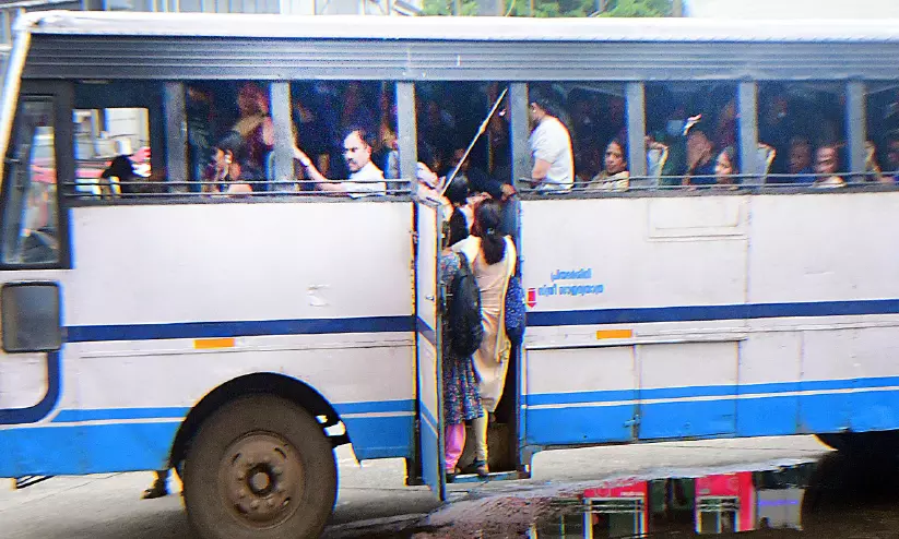 ആളുകളെ കുത്തിനിറച്ച് യാത്ര; പ്രിയദർശിനി സർവിസ് ജീവന് ഭീഷണി ആളുകളെ കുത്തിനിറച്ച് യാത്ര; പ്രിയദർശിനി സർവിസ് ജീവന് ഭീഷണി