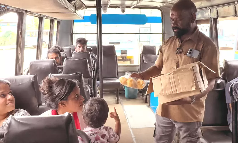 ‘നല്ല അച്ചപ്പം വേണോ അച്ചപ്പം... ഒരെണ്ണം മേടിക്കണ്ണാ..’ പ്രിയദർശിനി വയറ്റത്തടിച്ചു; യാത്രക്കാർക്ക് പലഹാരം വിറ്റ് സ്വകാര്യബസ് ജീവനക്കാർ! ‘നല്ല അച്ചപ്പം വേണോ അച്ചപ്പം... ഒരെണ്ണം മേടിക്കണ്ണാ..’ പ്രിയദർശിനി വയറ്റത്തടിച്ചു; യാത്രക്കാർക്ക് പലഹാരം വിറ്റ് സ്വകാര്യബസ് ജീവനക്കാർ!