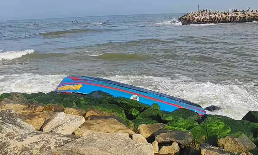 കടൽക്ഷോഭം: മുതലപ്പൊഴിയിൽ വള്ളം തകർന്നു; മത്സ്യത്തൊഴിലാളികളെ രക്ഷിച്ചു കടൽക്ഷോഭം: മുതലപ്പൊഴിയിൽ വള്ളം തകർന്നു; മത്സ്യത്തൊഴിലാളികളെ രക്ഷിച്ചു