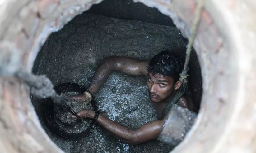 വിഷപ്പുക തുപ്പുന്ന മാൻഹോളുകൾ: അഞ്ച് മാസത്തിനിടെ പൊലിഞ്ഞത് 55 ജീവൻ; നിരോധിച്ചിട്ടും ഇന്ത്യയിൽ തുടരുന്ന തോട്ടിപ്പണി ദുരന്തങ്ങൾ വിഷപ്പുക തുപ്പുന്ന മാൻഹോളുകൾ: അഞ്ച് മാസത്തിനിടെ പൊലിഞ്ഞത് 55 ജീവൻ; നിരോധിച്ചിട്ടും ഇന്ത്യയിൽ തുടരുന്ന തോട്ടിപ്പണി ദുരന്തങ്ങൾ