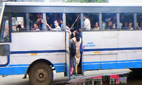 ആളുകളെ കുത്തിനിറച്ച് യാത്ര; പ്രിയദർശിനി സർവിസ് ജീവന് ഭീഷണി