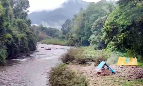 ബാ​വ​ലി​പു​ഴ നി​റ​ഞ്ഞു; കു​ടും​ബ​ങ്ങ​ളെ   ഒ​ഴി​പ്പി​ക്കാ​തെ അ​ധി​കൃ​ത​ർ