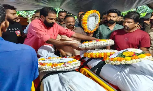 മ​ക​ന്റെ​യും പിതാവിന്റെ​യും ദാ​രു​ണാ​ന്ത്യ​ത്തി​ൽ   ക​ണ്ണീ​ര​ണി​ഞ്ഞ് നാ​ട്