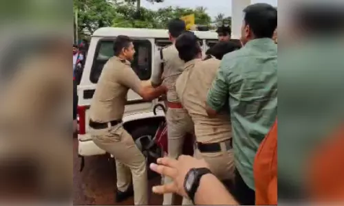 പള്ളിക്കര സ്കൂളിൽ പൊലീസിനെ ആക്രമിച്ചു; അഞ്ചുപേർ അറസ്റ്റിൽ പള്ളിക്കര സ്കൂളിൽ പൊലീസിനെ ആക്രമിച്ചു; അഞ്ചുപേർ അറസ്റ്റിൽ