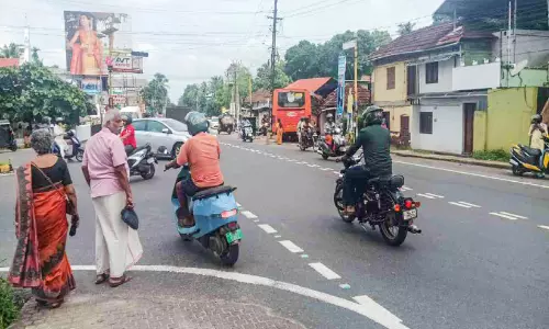 അ​ക്കി​ക്കാ​വ് ജ​ങ്ഷ​നി​ൽ അ​പ​ക​ടം പ​തി​വ്​;  ഒ​രാ​ഴ്ച​ക്കു​ള്ളി​ൽ നാ​ല് അ​പ​ക​ട​ങ്ങ​ൾ, പൊ​ലി​ഞ്ഞ​ത് ര​ണ്ട് ജീ​വ​ൻ