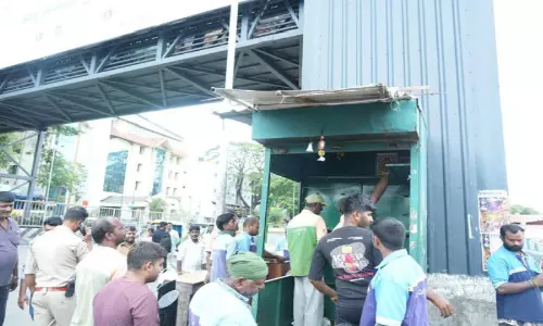 നടപ്പാതകളിലെ കൈയേറ്റം ഒഴിപ്പിക്കൽ: തെരുവുകച്ചവടക്കാരുടെ ജീവിതം അനിശ്ചിതത്വത്തില്‍