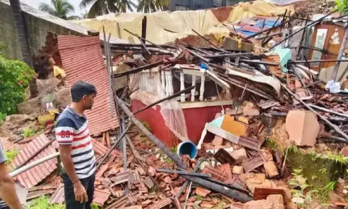 മതിലിടിഞ്ഞുവീണ് വീട് തകർന്നു; വൻ ദുരന്തമൊഴിവായി