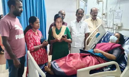 ചെയർപേഴ്സൻ-സെക്രട്ടറി പോര്; മൂവാറ്റുപുഴ നഗരസഭ ഓഫിസിൽ നാടകീയ സംഭവങ്ങൾ, സെക്രട്ടറിയെ ആശുപത്രിയിൽ പ്രവേശിപ്പിച്ചു