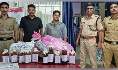വീടുകളിൽ സൂക്ഷിച്ച വിദേശമദ്യം പിടികൂടി വീടുകളിൽ സൂക്ഷിച്ച വിദേശമദ്യം പിടികൂടി