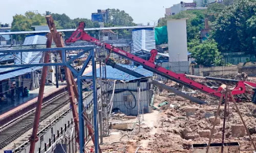 പൈലിങ് യന്ത്രം ട്രാക്കിലേക്ക് ചരിഞ്ഞു; ട്രെയിൻ ഗതാഗതം തടസ്സപ്പെട്ടു