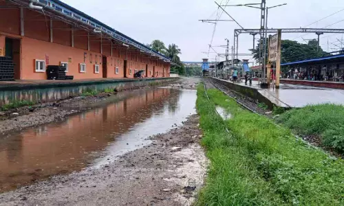നീലേശ്വരം റെയിൽവേ സ്റ്റേഷൻ; ഗുഡ്സ് ട്രെയിൻ പ്ലാറ്റ്ഫോം ഷെഡില്ല, ഭക്ഷ്യധാന്യങ്ങൾ നശിക്കുന്നു