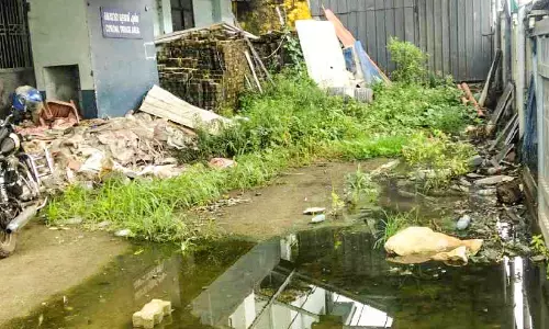 വടക്കാഞ്ചേരി ജില്ല ആശുപത്രിയിൽ മലിനജലം സംസ്ഥാനപാതയിലേക്ക് ഒഴുക്കിവിടുന്നു