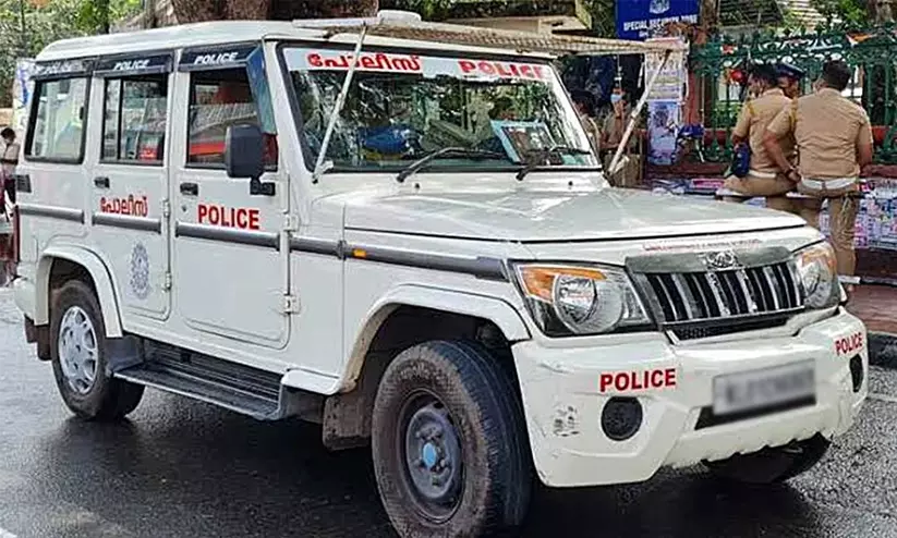സ്കൂളിൽ കൗൺസിലിങ്ങിനിടെ ഞെട്ടിക്കുന്ന വെളിപ്പെടുത്തൽ; പത്തനംതിട്ടയിൽ 13കാരിയെ സഹപാഠികൾ പീഡിപ്പിച്ചതായി പരാതി സ്കൂളിൽ കൗൺസിലിങ്ങിനിടെ ഞെട്ടിക്കുന്ന വെളിപ്പെടുത്തൽ; പത്തനംതിട്ടയിൽ 13കാരിയെ സഹപാഠികൾ പീഡിപ്പിച്ചതായി പരാതി