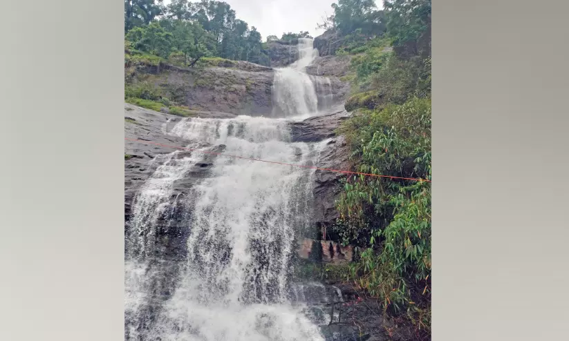 സഞ്ചാരികളുടെ മനം നിറച്ച് മൂന്നാര് ഹൈറേഞ്ചിലെ വെള്ളച്ചാട്ടങ്ങൾ സഞ്ചാരികളുടെ മനം നിറച്ച് മൂന്നാര് ഹൈറേഞ്ചിലെ വെള്ളച്ചാട്ടങ്ങൾ