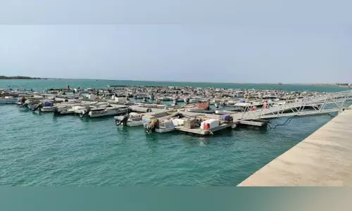 നി​രോ​ധി​ത ഉ​പ​ക​ര​ണ​ങ്ങ​ൾ ഉ​പ​യോ​ഗി​ച്ച്  മ​ത്സ്യ​ബ​ന്ധ​നം: ബം​ഗ്ലാ​ദേ​ശ് സ്വ​ദേ​ശി​ക​ൾ   പി​ടി​യി​ൽ