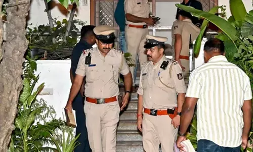ഗുജറാത്തിലെ ആത്മഹത്യ യഥാർഥത്തിൽ കൊലപാതകം; മകനെ നിർബന്ധിച്ച് ആസിഡ് കുടിപ്പിക്കുകയും കഴുത്തുഞെരിച്ച് കൊല്ലുകയും ചെയ്തത് മാതാപിതാക്കൾ