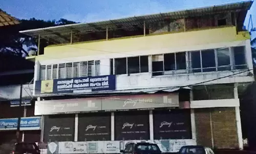 കോ​ടി​ക​ളു​മാ​യി സെ​ക്ര​ട്ട​റി മു​ങ്ങി; ത​ല​ശ്ശേ​രി വ്യാ​പാ​രി വ്യ​വ​സാ​യി സ​ഹ​ക​ര​ണ സം​ഘം പൂ​ട്ടി