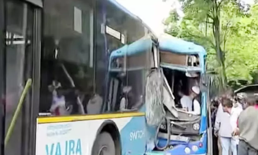 വായു വജ്ര ബസ് അപകടം എട്ടുപേര്ക്ക് പരിക്ക് വായു വജ്ര ബസ് അപകടം എട്ടുപേര്ക്ക് പരിക്ക്