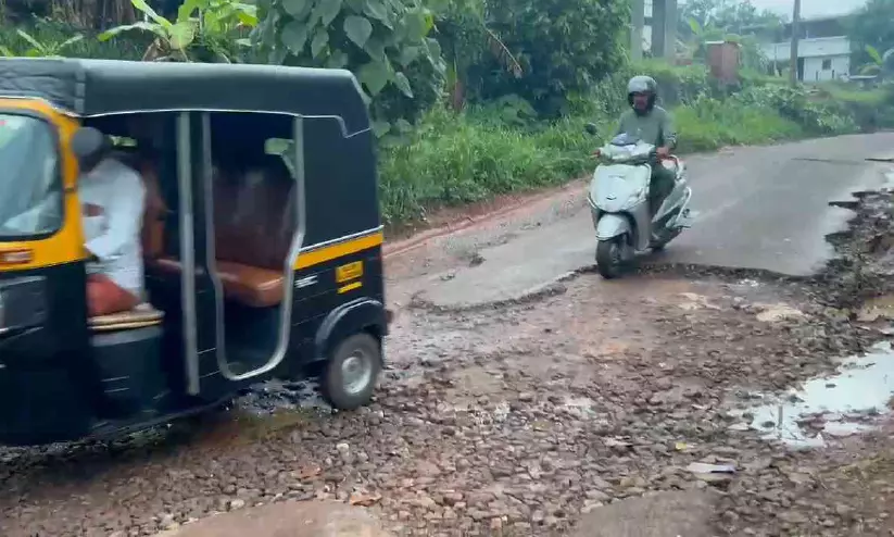 റോഡ് പാടെ തകർന്നു; പരാതിക്കാരന് പഞ്ചായത്തിന്റെ വിചിത്ര മറുപടി റോഡ് പാടെ തകർന്നു; പരാതിക്കാരന് പഞ്ചായത്തിന്റെ വിചിത്ര മറുപടി