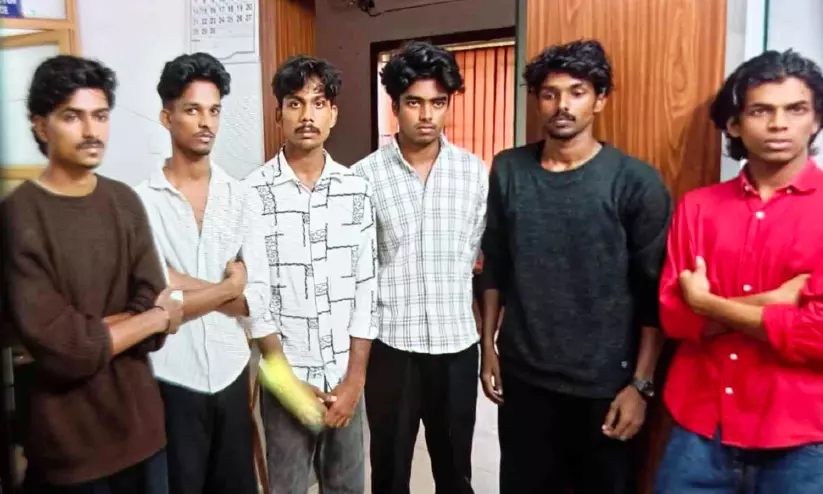 അടക്കയും പാത്രങ്ങളും മോഷ്ടിക്കുന്ന ആറംഗ സംഘം പിടിയില് അടക്കയും പാത്രങ്ങളും മോഷ്ടിക്കുന്ന ആറംഗ സംഘം പിടിയില്