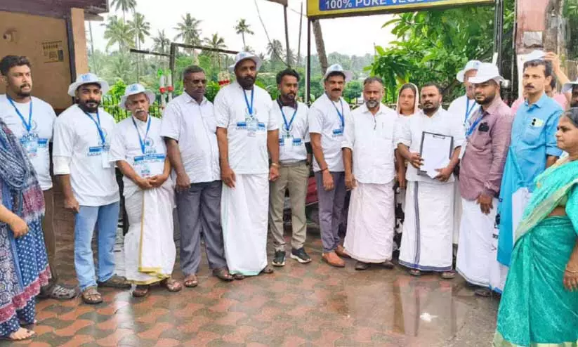 കായംകുളത്തെ ഹോട്ടലുകൾ ഇനി ഹൈജീൻ കമ്മിറ്റി നിരീക്ഷണത്തിൽ കായംകുളത്തെ ഹോട്ടലുകൾ ഇനി ഹൈജീൻ കമ്മിറ്റി നിരീക്ഷണത്തിൽ
