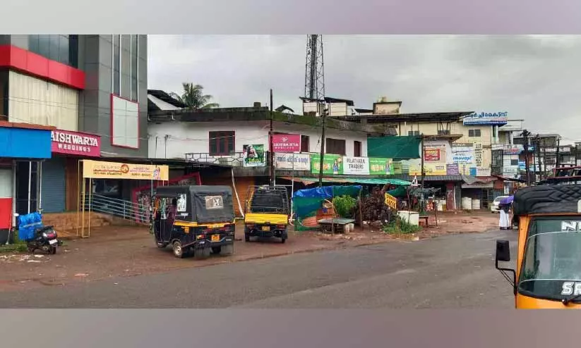 പിലാത്തറയിലെ മാർക്കറ്റ് അടച്ചിട്ട് മാസങ്ങൾ; മത്സ്യവിൽപന റോഡരികിൽ പിലാത്തറയിലെ മാർക്കറ്റ് അടച്ചിട്ട് മാസങ്ങൾ; മത്സ്യവിൽപന റോഡരികിൽ