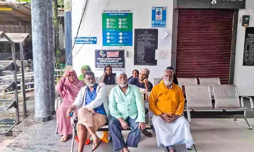 അടിമാലിയിൽ സമരപ്പന്തൽ പൊളിക്കാൻ അധികൃതരെത്തി; പഞ്ചായത്ത് ഓഫിസിന് മുന്നിലേക്ക് സമരം മാറ്റി ദുരന്തബാധിതർ അടിമാലിയിൽ സമരപ്പന്തൽ പൊളിക്കാൻ അധികൃതരെത്തി; പഞ്ചായത്ത് ഓഫിസിന് മുന്നിലേക്ക് സമരം മാറ്റി ദുരന്തബാധിതർ